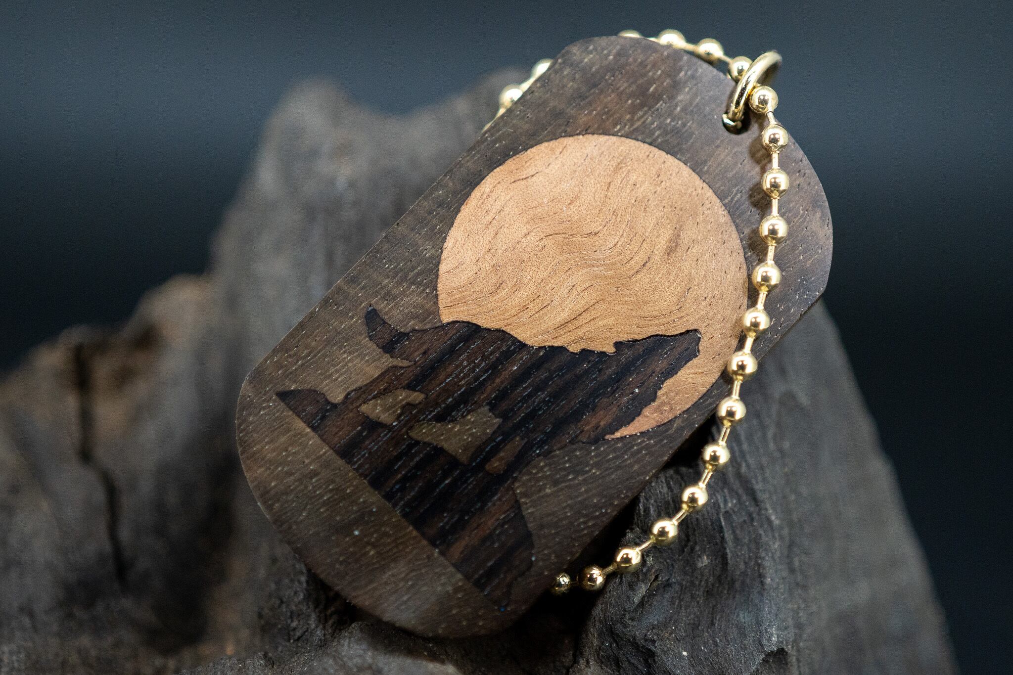 【21世紀最高峰の材】サイアミーズローズウッド ドッグタグ 象嵌 月と狼