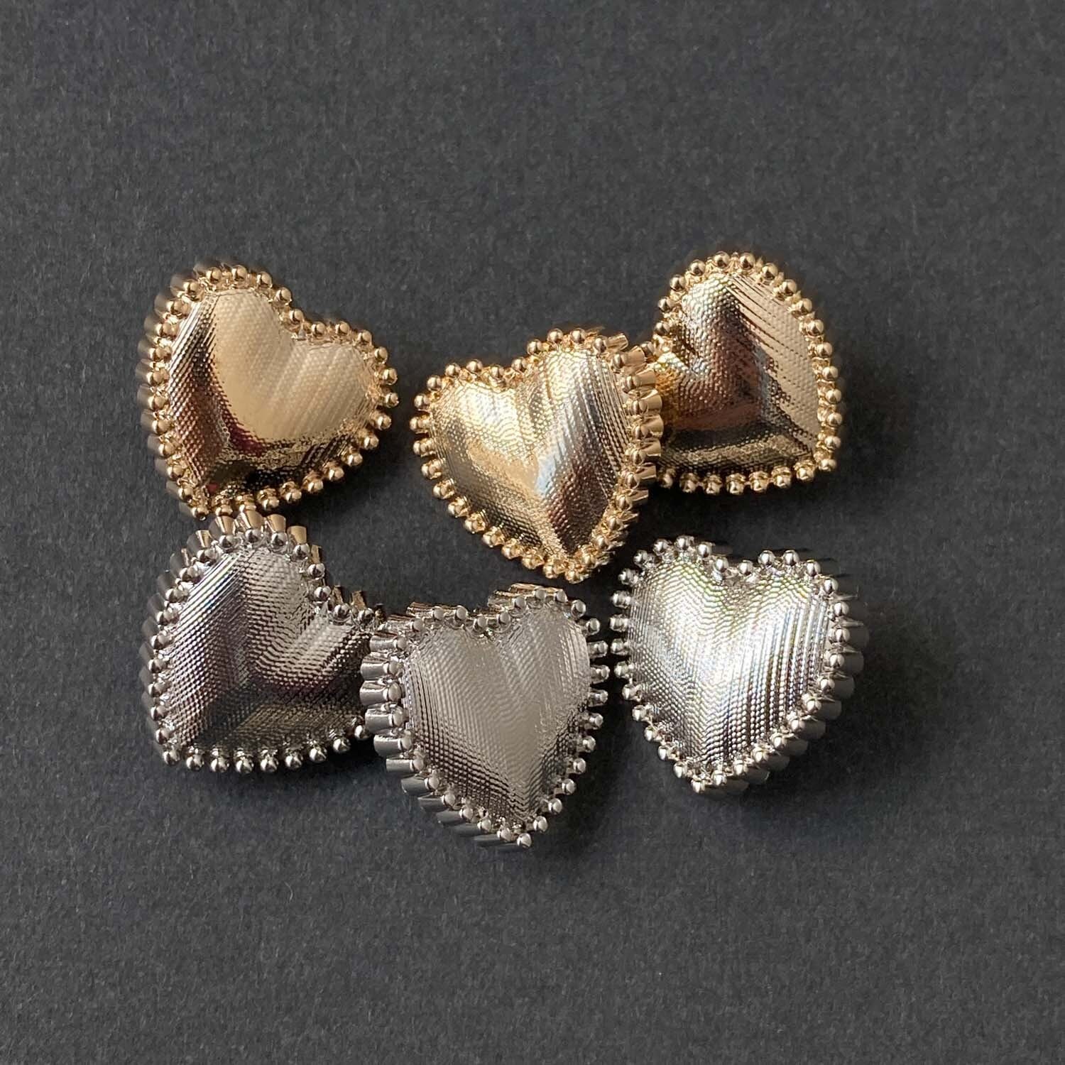 〈新色追加〉縦筋ハートボタンM(18mm)