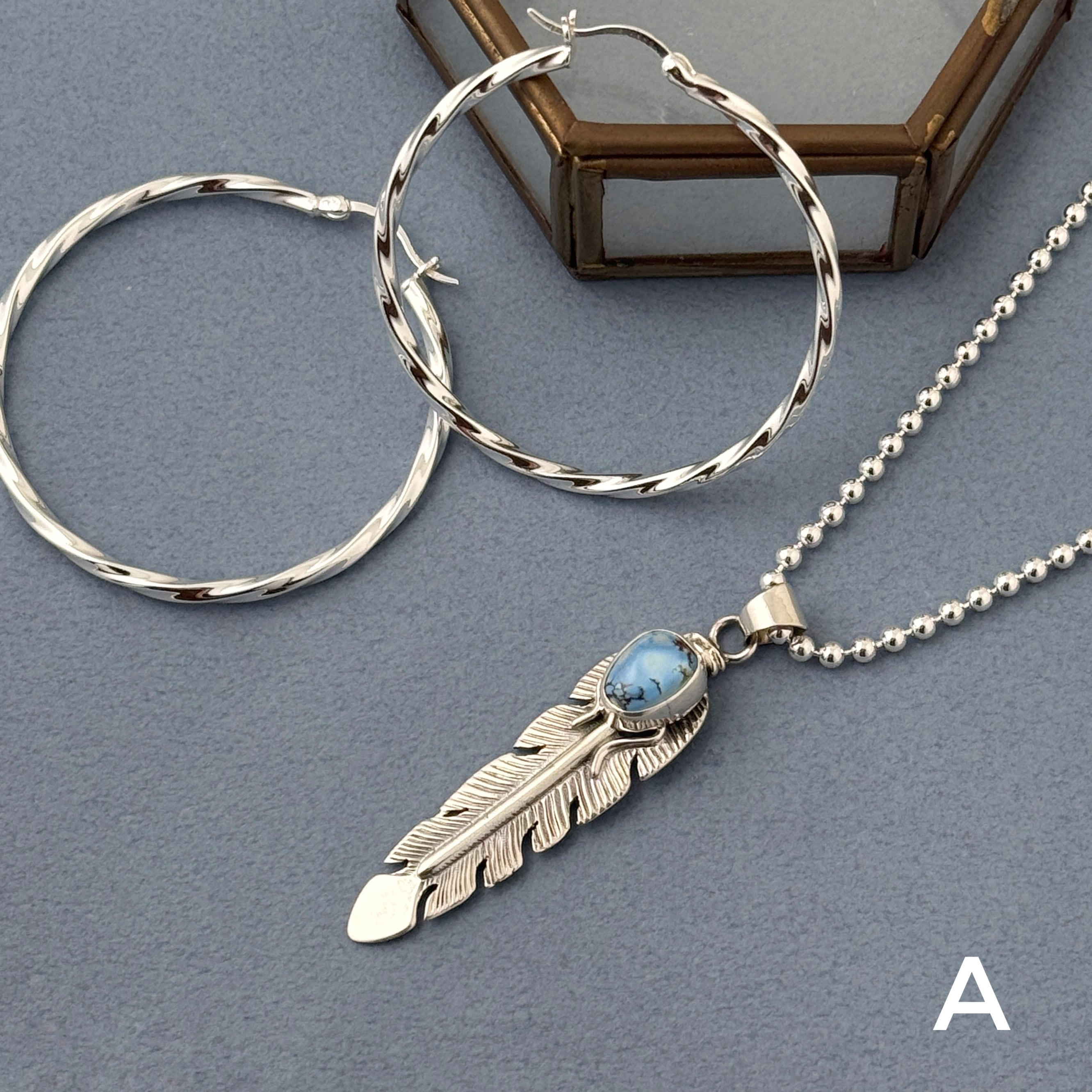 Indian Jewelry 》ゴールデンヒル ターコイズ フェザー ペンダント 羽