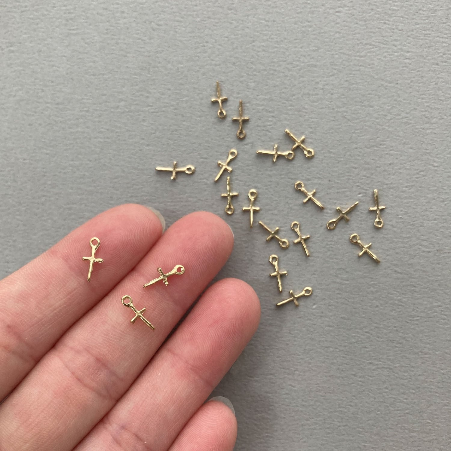 再入荷〉ミニシンプル華奢クロスチャーム | Dua-アクセサリーパーツ