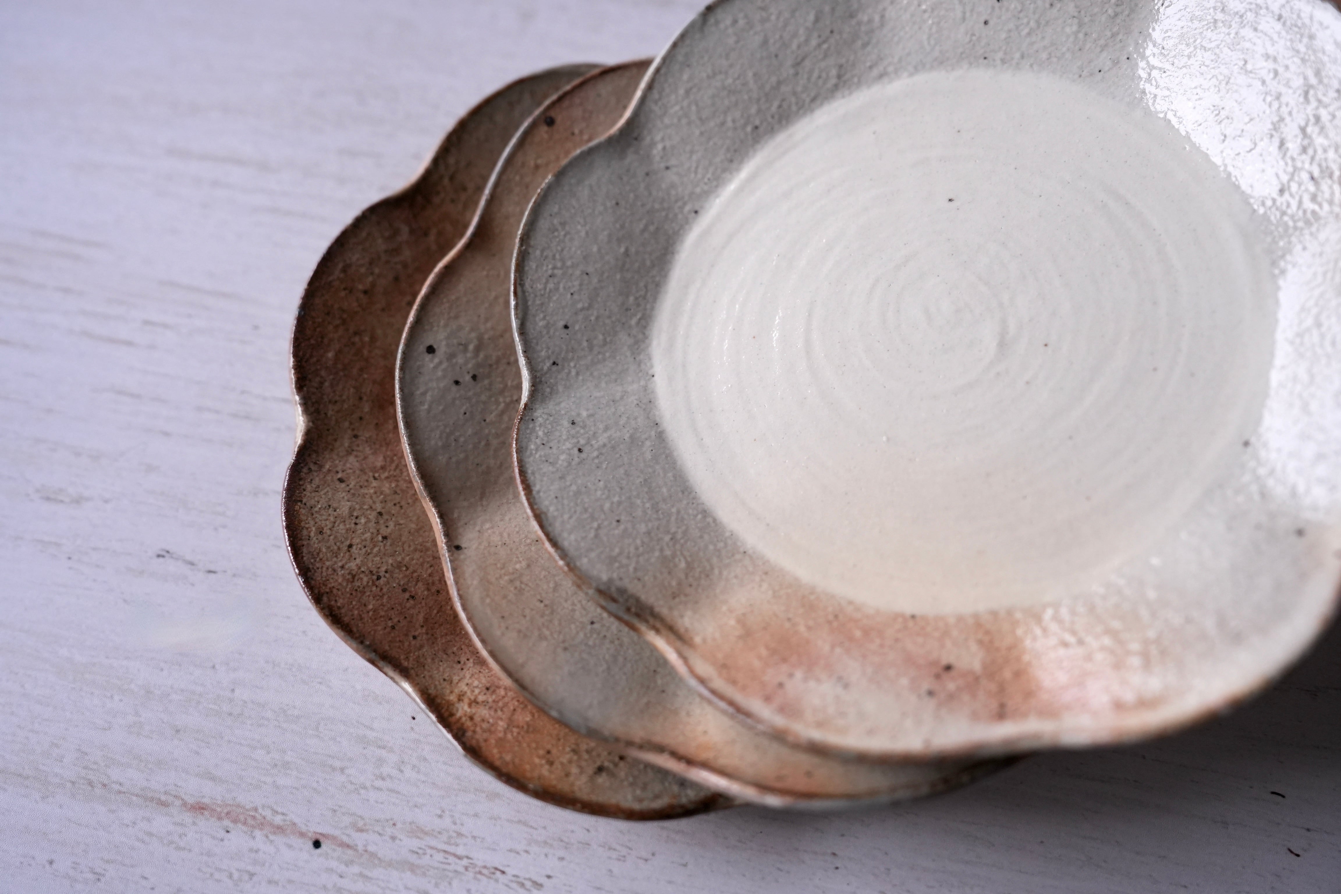 渕荒粉引 輪花皿 中 | 古谷製陶所