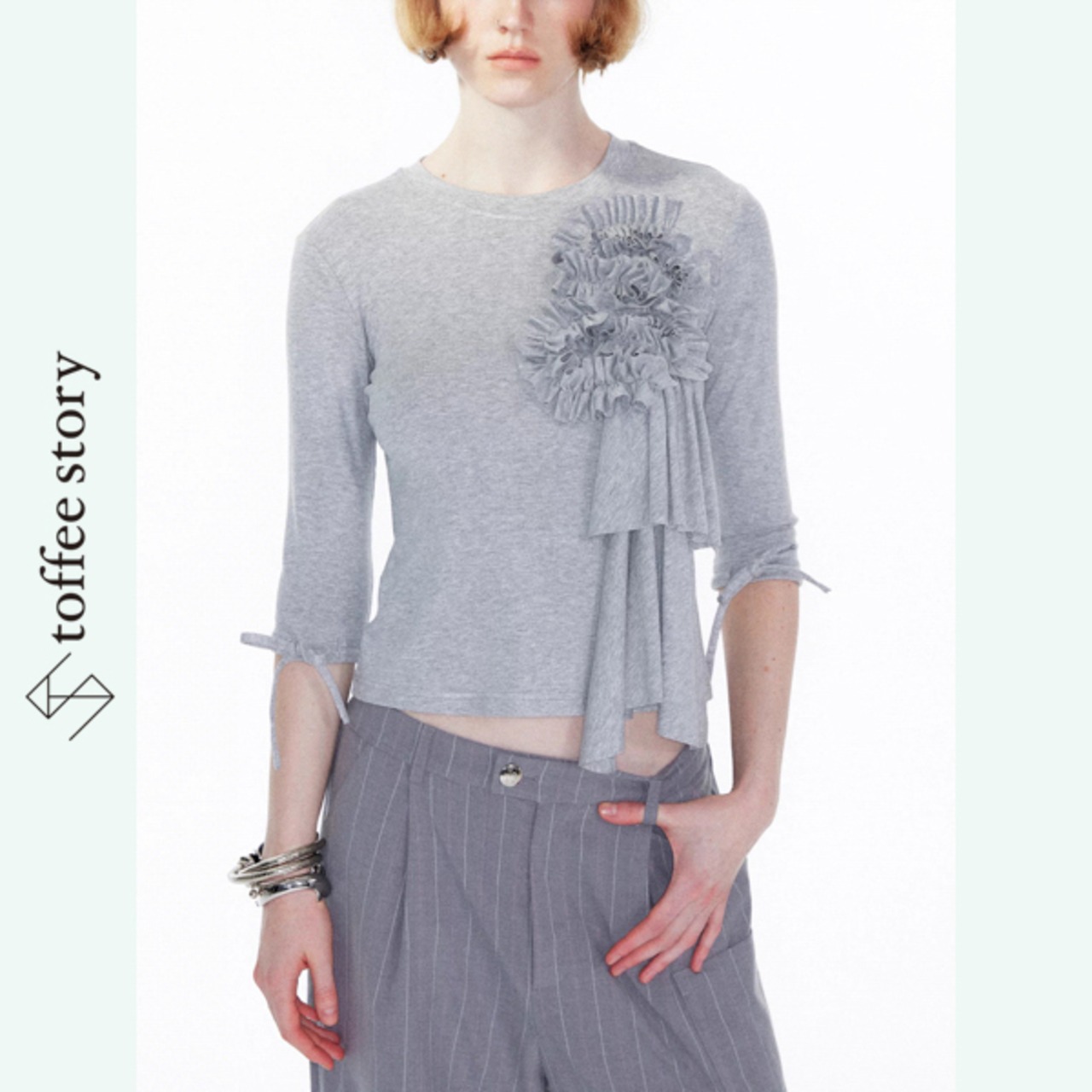 フリルフラワーが咲く構築ミドルスリーブトップス 《B0007》