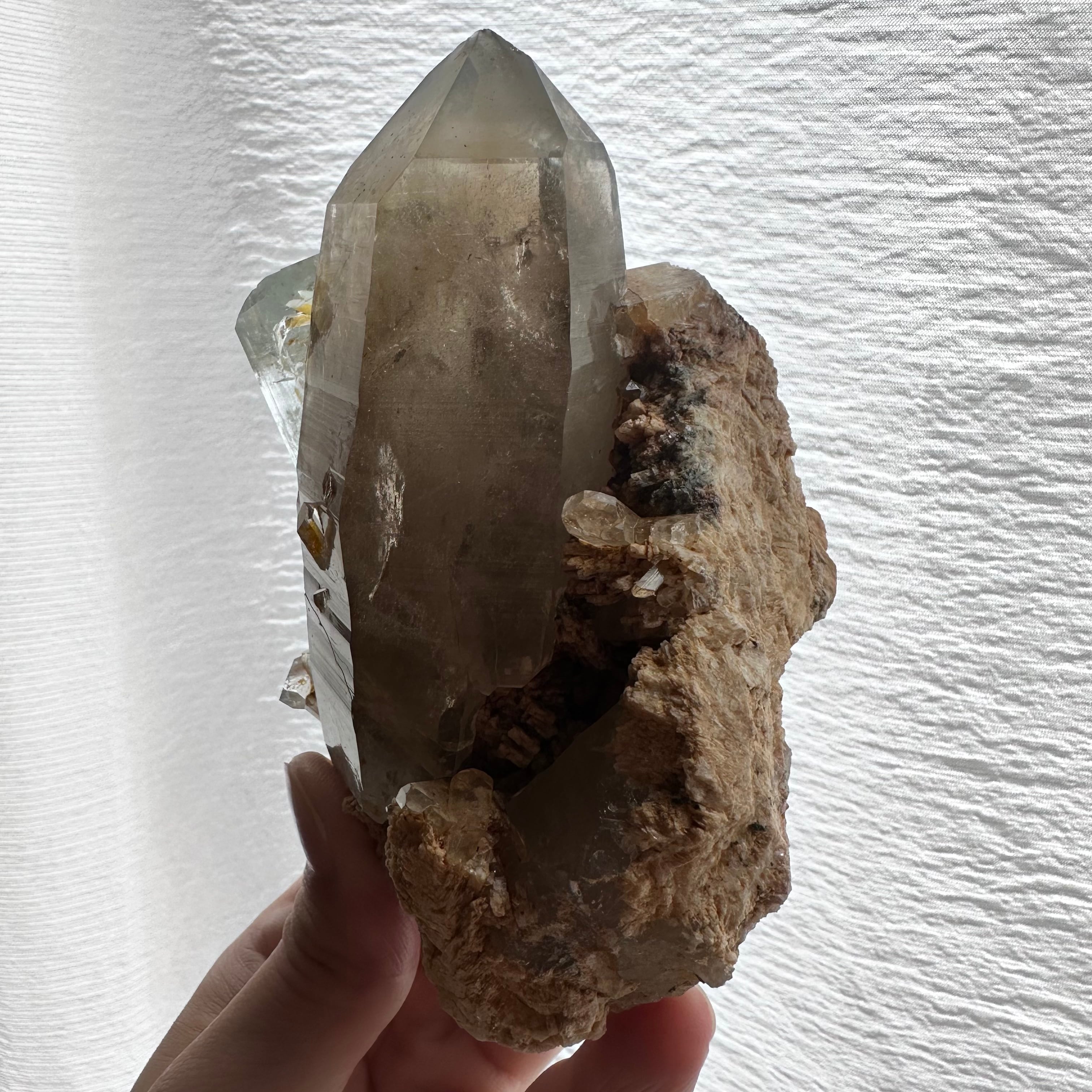 ナミビア エロンゴ産 ライトスモーキークォーツショールクラスター  玉滴石付き ナミビア エロンゴ産 ハイアライト＆トルマリン＆スモーキー