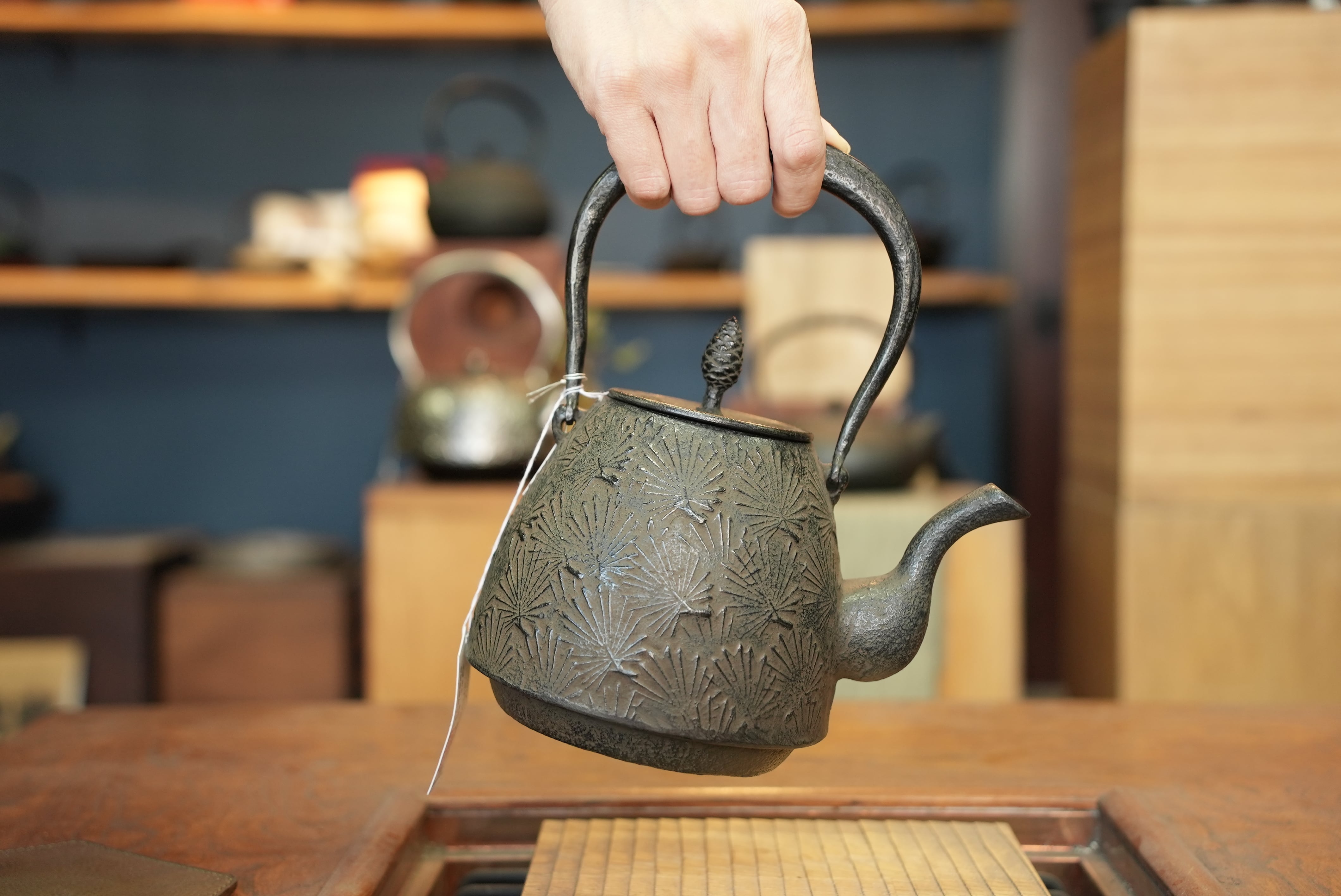 茶道具　親子鹿　鉄瓶　釜師菊地正直造　共箱　台付き　鋳物　山形　銅町　湯沸かし