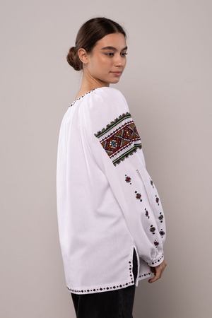 ウクライナ刺繍ヴィシヴァンカ・クラシック　手刺繍　麻　レディース・フリーサイズ