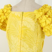 フラダンス 衣装 T&L MUUMUU FACTORY ムームーファクトリー ワンピース ドレス イエロー系 黄 モンステラ柄 植物柄 フリル ハワイアンプリント ハワイアン アロハ フラ ダンス レッスン 練習 ハワイアンダンス フレアスカート 華やか 鮮やか かわいい おしゃれ 上品