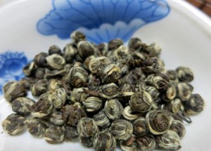 【茉莉龍珠】：癒しの女王～茉莉花の香りと甘みをバランスよく兼ね備えたお茶である。