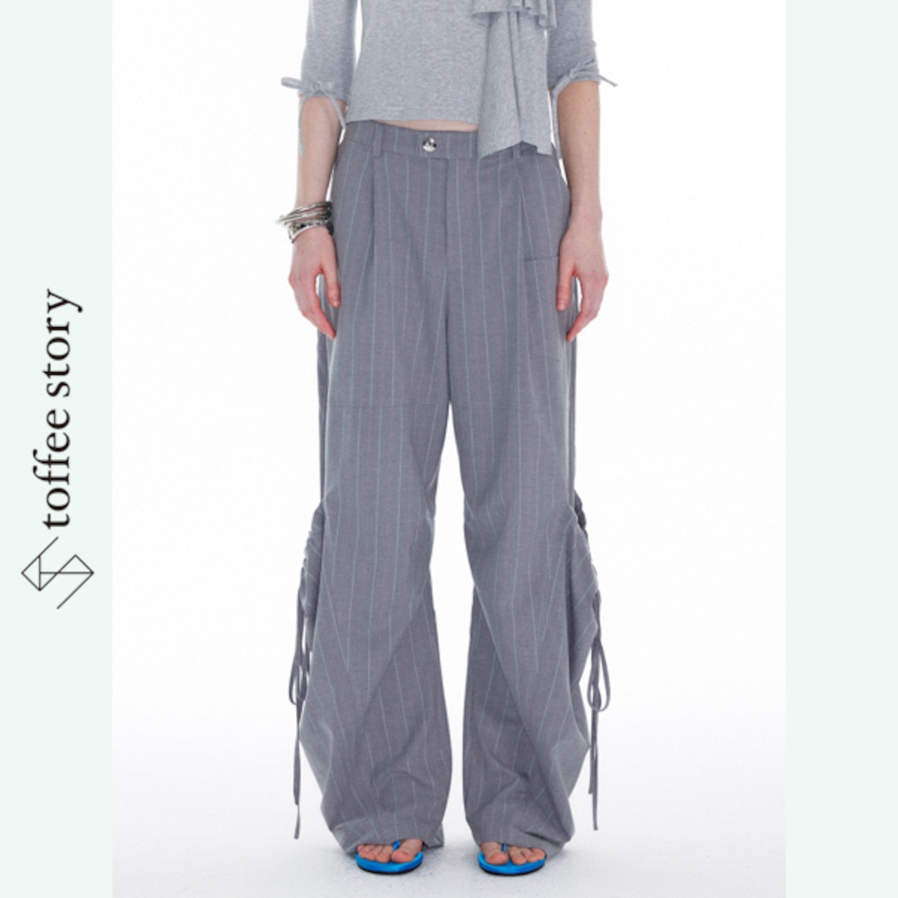 灰色の余白を刻むラージポケットパンツ 《B0004》