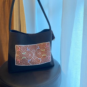 ショルダーバッグ 緻密な白刺繍4 グレー白紫　30x20x6cm シピボ族の泥染め