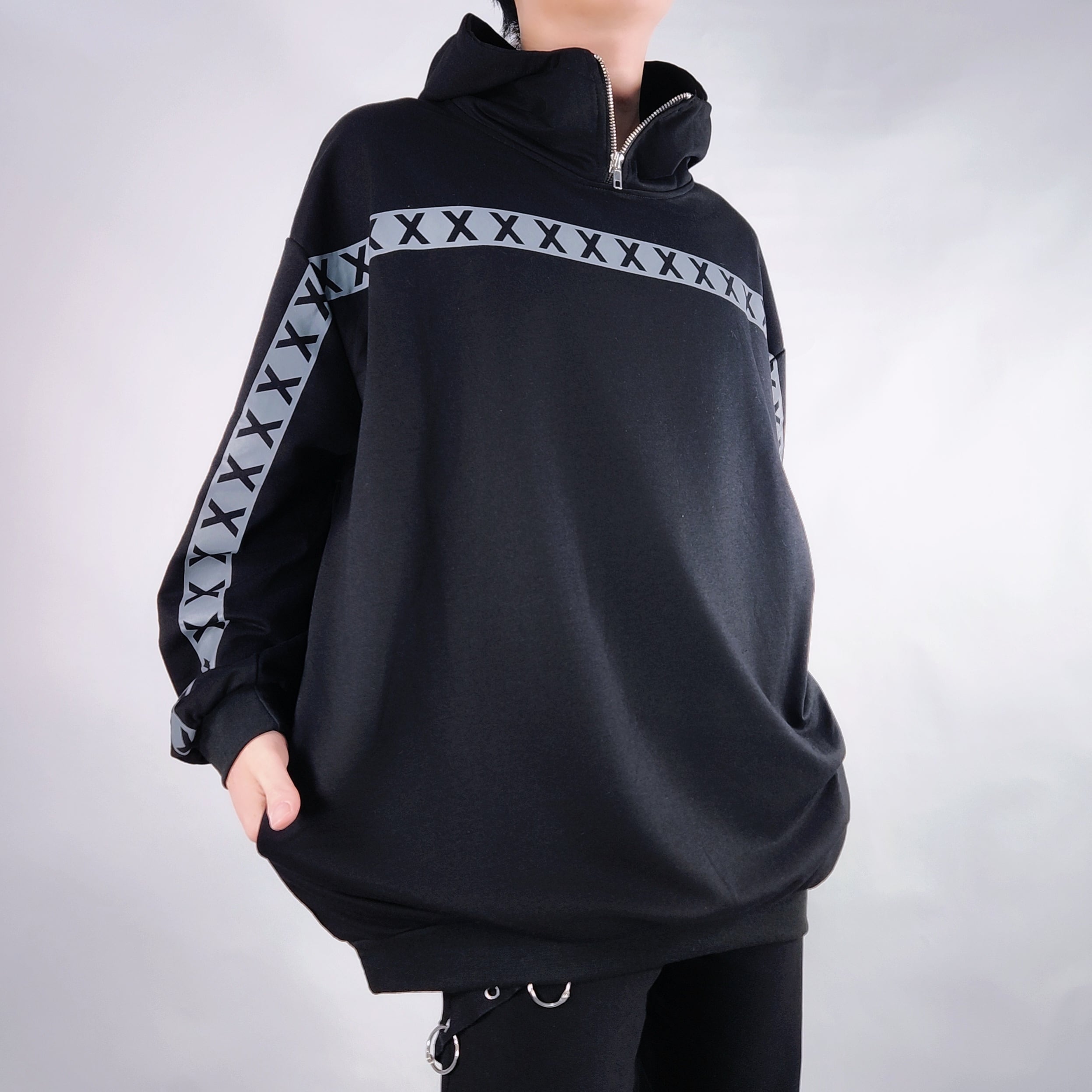 先着39点限定サンキューセール》GRAY CROSS LINE HIGH NECK HOODIE