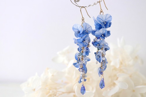 青い藤の花のピアス／イヤリング