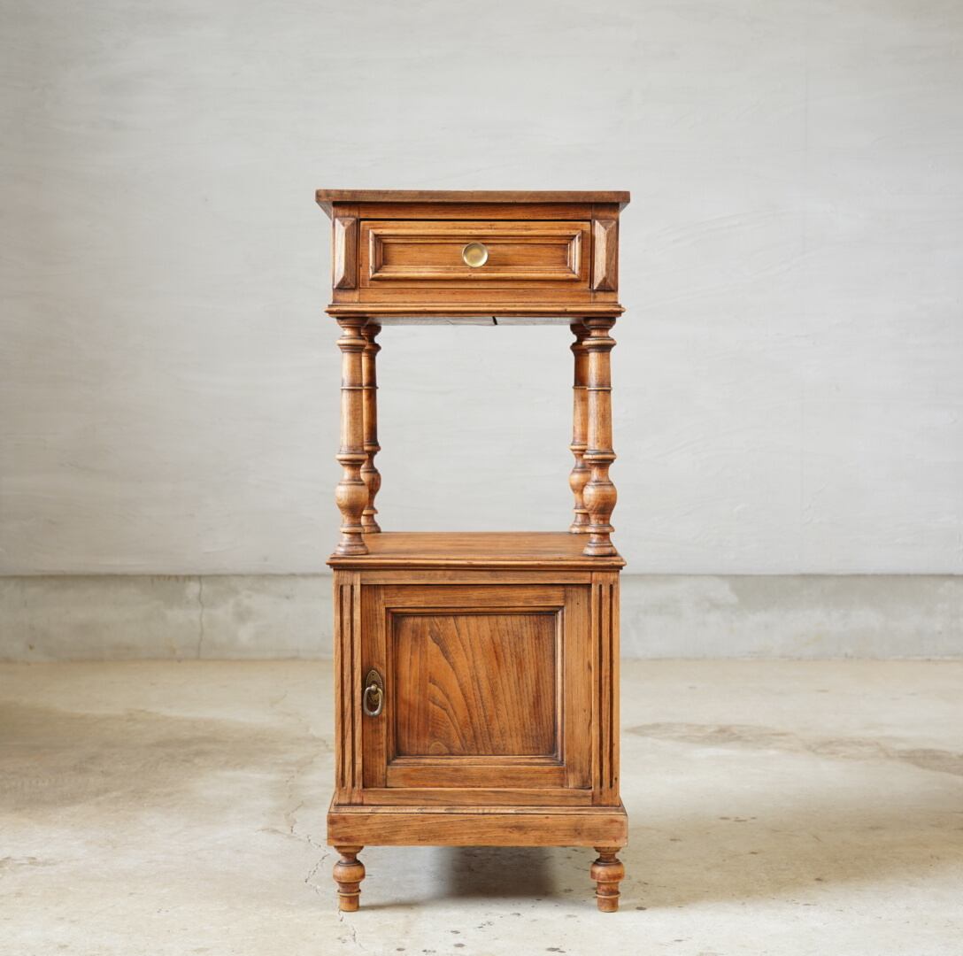 ろくろ飾りのサイドテーブル