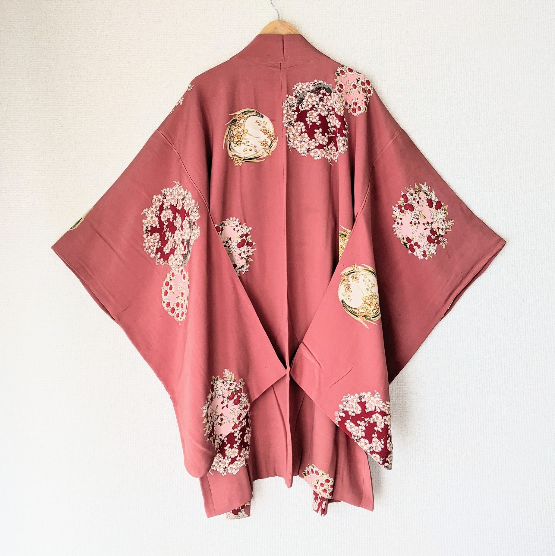 Aアンティークお仕立て上がり正絹羽織 薄ピンク地に花柄 （中古  