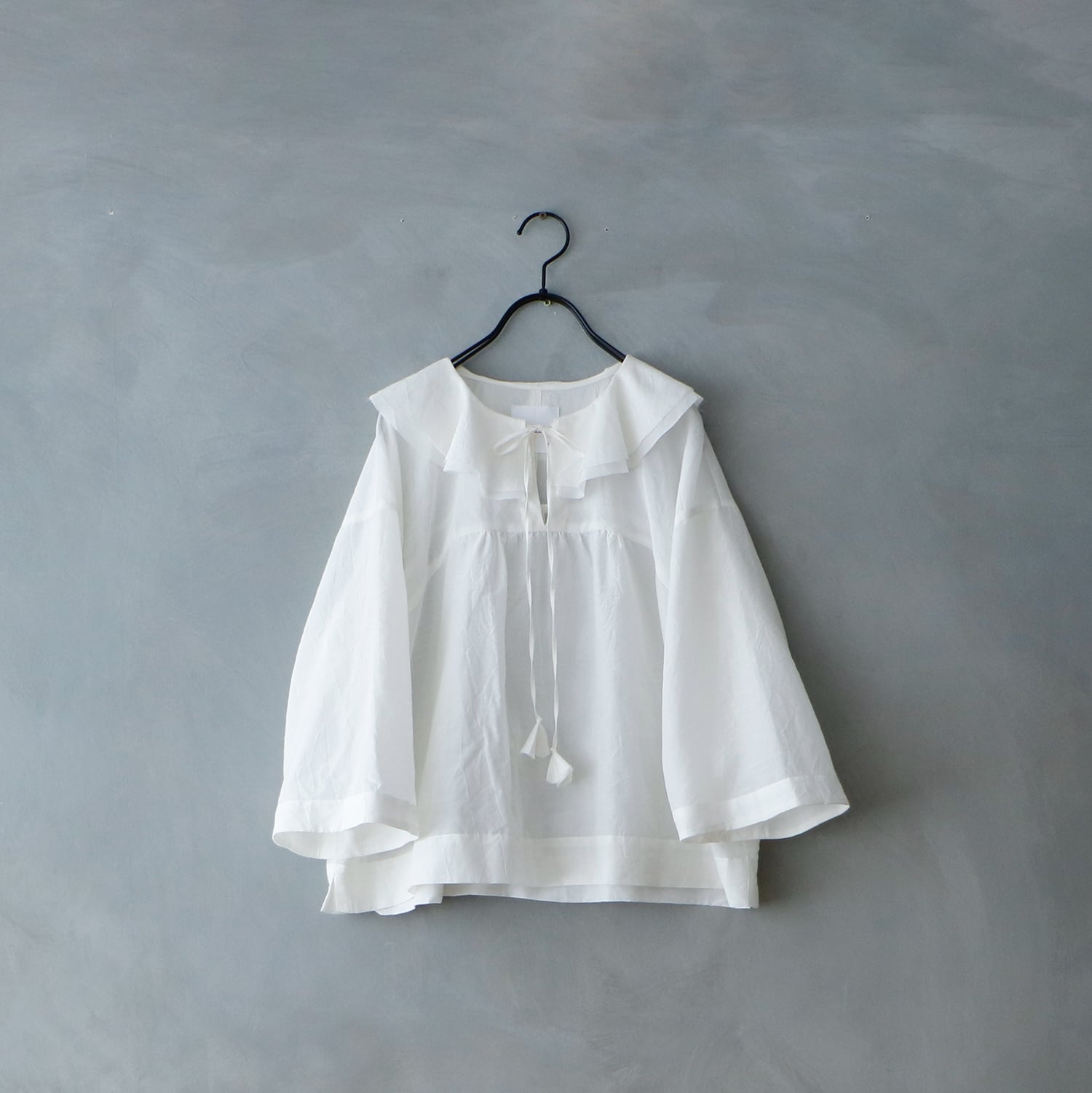 【MAGALI】コットンシルクブレイド・フリルカラーブラウス/オフホワイト