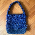 ブルーのリボンヤーンが華やかな主役級のショルダートートバッグ(ネイビー)