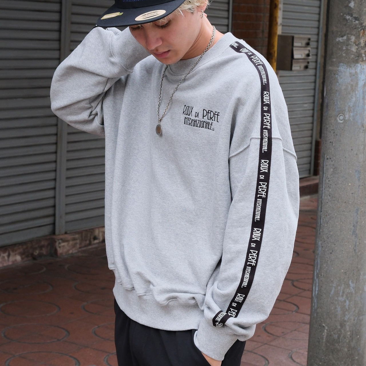 袖ロゴトレーナー