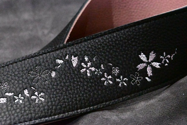桜刺繍ストラップ　BK