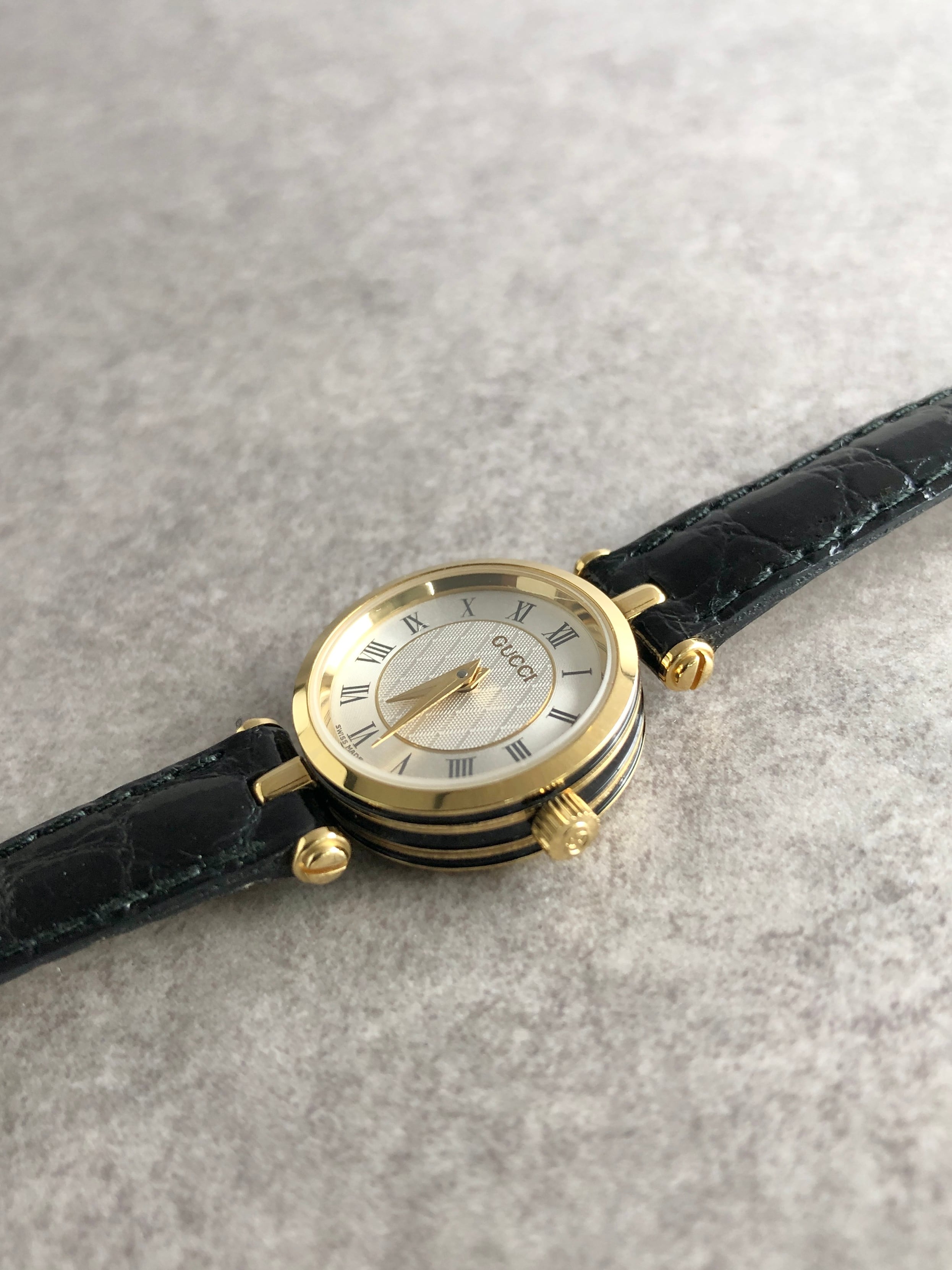 GUCCI グッチ 腕時計 ゴールド ブラック ラウンドフェイス レザー