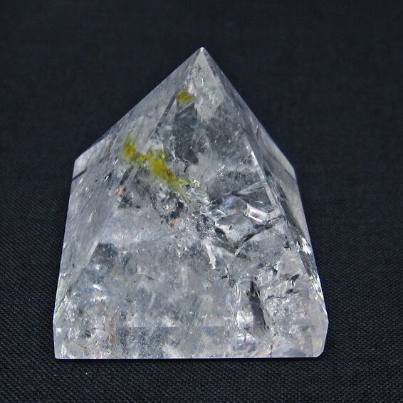 水晶 ピラミッド置物 虹入り 一点物 145-1031