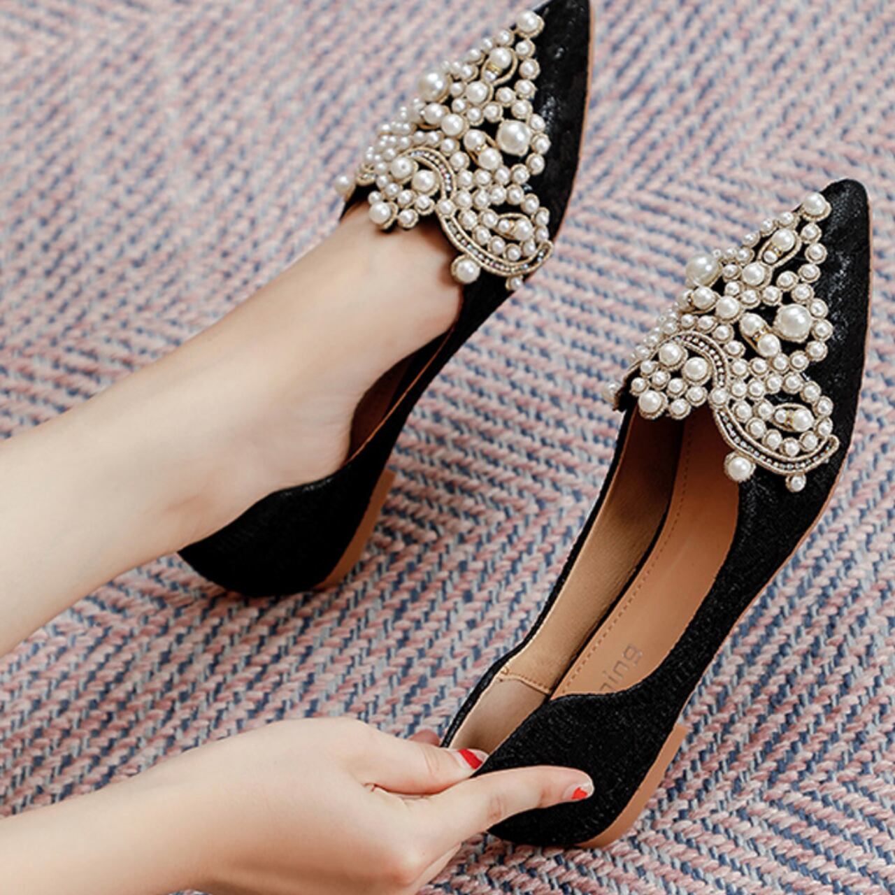 ビジュー ポインテッドトゥ フラットシューズ-ブラック