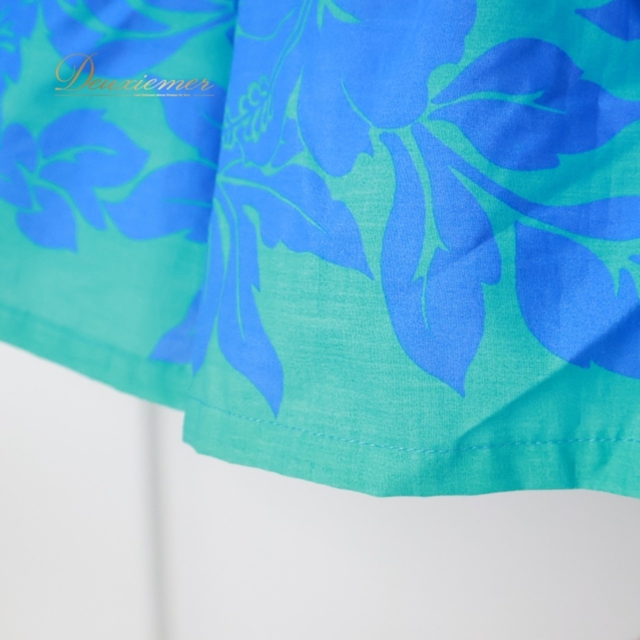 フラダンス 衣装 パウスカート ブルー系 ハイビスカス柄 モンステラ柄 ハワイアンプリント アロハ フラ ダンス レッスン 練習 水色 青 さわやか かわいい おしゃれ 上品 シングル スカート 軽やか ふんわり ハワイアン ハワイ アロハシャツ かわいいドレス おしゃれコーデ ふんわりスカート