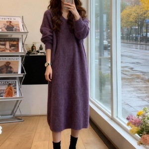 【送料無料】 ロングワンピ リブニット ひざ丈 ミモレ ゆったり 長袖 Vネック Aライン フレア プルオーバー 厚手生地 エレガント 可愛い 大人可愛い きれいめ シンプル カジュアル シック コンサバ 華やか 大人 上品 おしゃれ お洒落 主役級 こなれ感 高見え ガーリー 無地 冬 レディース 女性用 ママ 30代 40代 デート お出かけ 女子会 お呼ばれ 休日 お茶会 授業参観 着回し 普段使い ファッション コーデ スタイル 楽ちん 体型カバー 定番 着痩せ 垢抜け ママ服