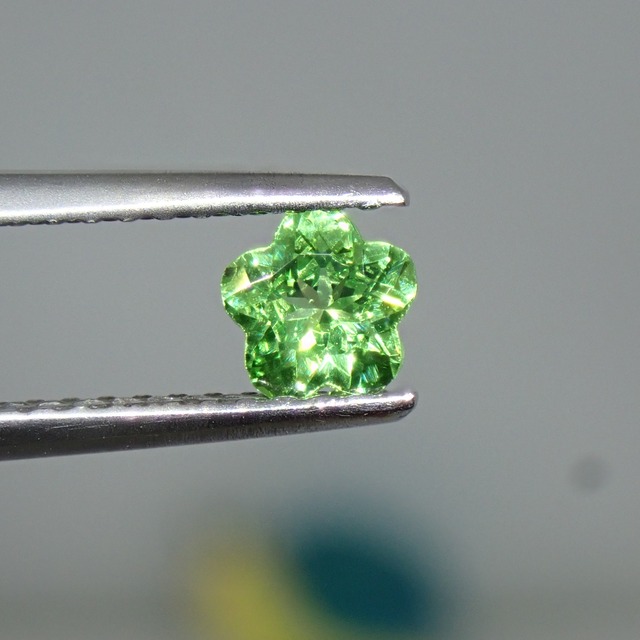 春らしい明るさ☆キュートなお花のミントガーネット 0.407ct