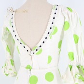 フラメンコ 衣装 ツーピース セットアップ トップス ファルダ スカート 水玉 ドット 梯子リボン レース 白 黄緑 ダンス パーティ 発表会 ホワイト系 グリーン系 フラメンコドレス かわいい スカートボリューム 明るいデザイン おしゃれ ダンス衣装 舞台衣装 ステージ衣装 女性用 ファッション