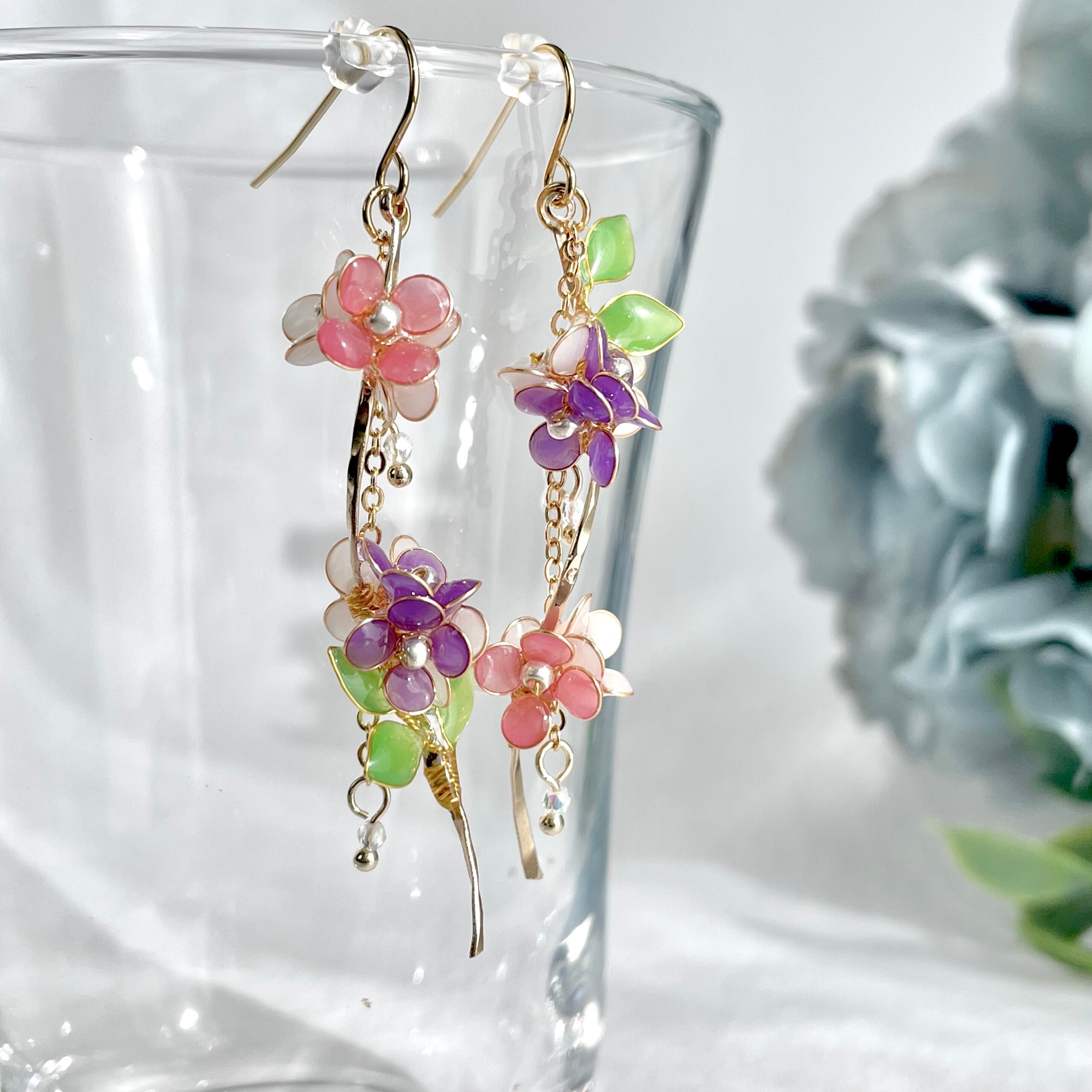 アクセサリー 9 黒×パープル等のお花ねじれフープピアスorイヤリング
