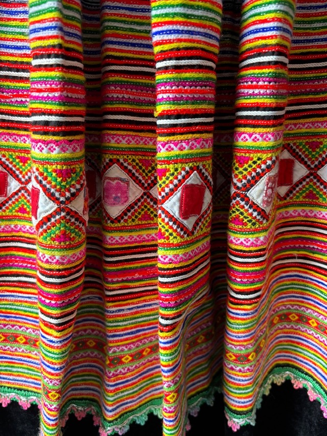 モン族スカート 058 ロング 花モン族刺繍 裾ボリューム 贅沢に巻きスカート1枚使用 bamiオリジナルパターン