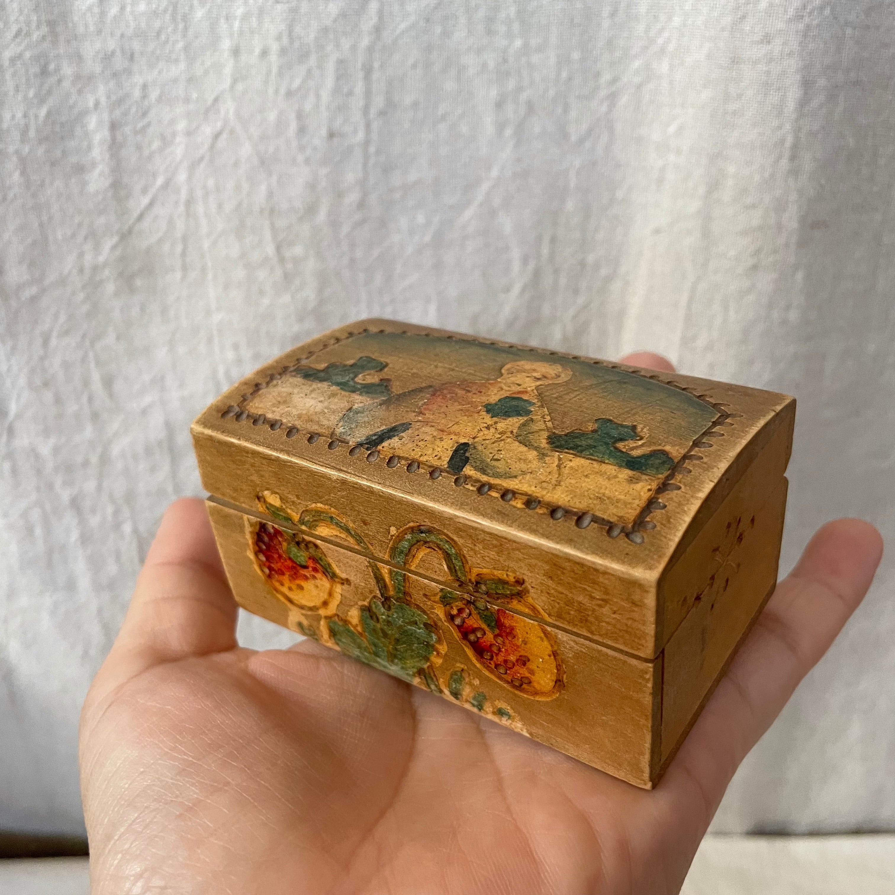 模様の入った小さな木箱