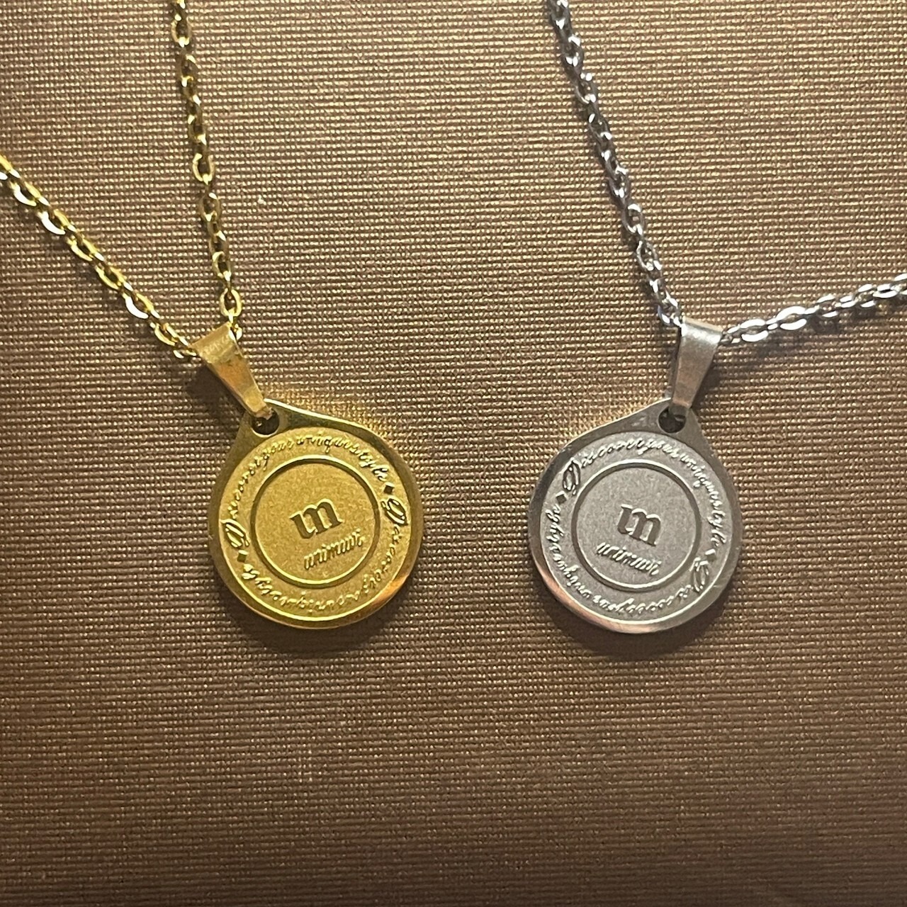 um logo Necklace