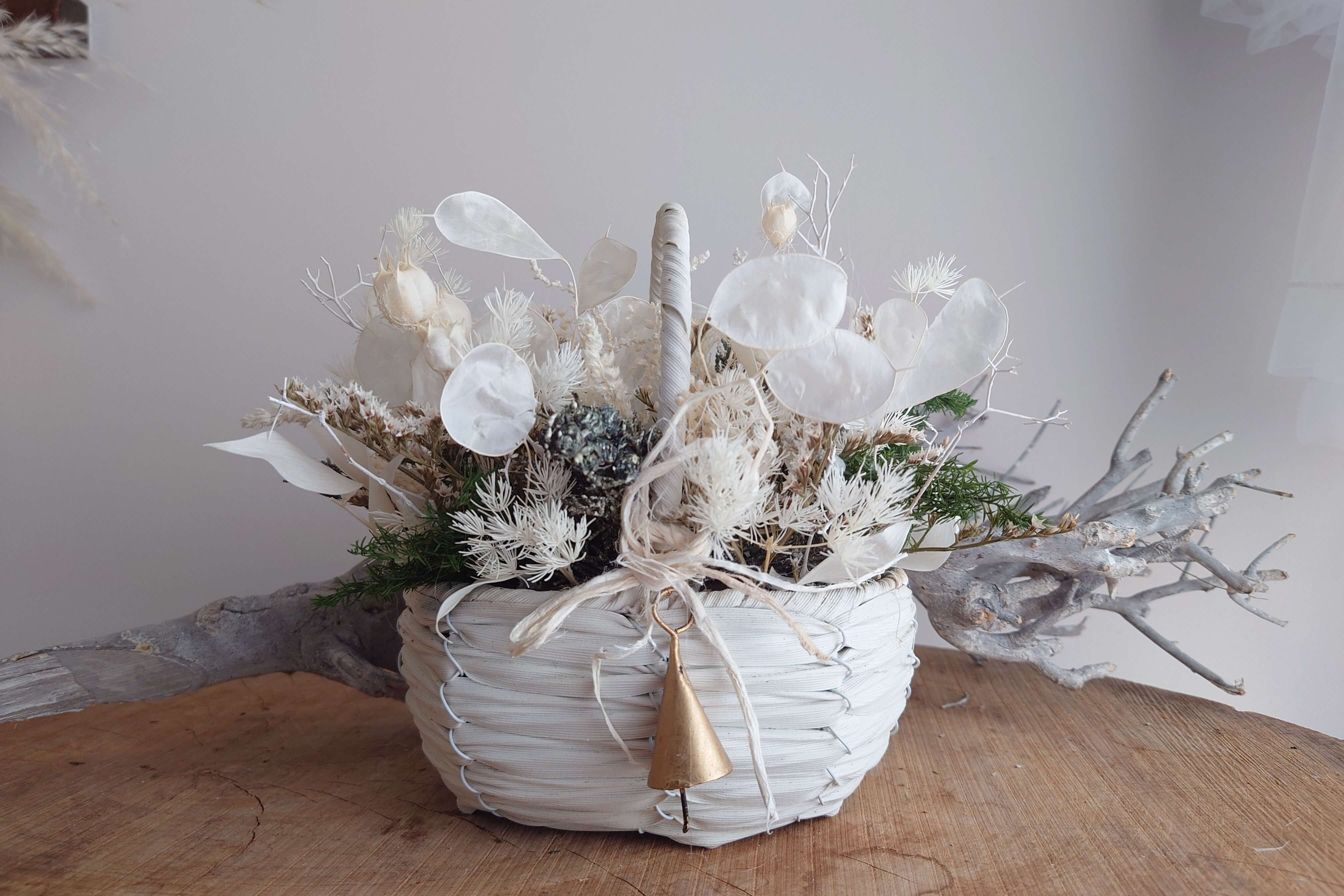 【1点もの】白の森のバスケット やさしい色がふんわりと包む小さな森のバスケット| ナチュラルドライフラワーアレンジ