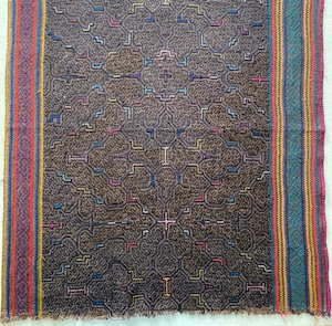 刺繍大判12　腰巻き 144x61cm 黒後染め　Shipibo シピボ族　フリーハンドの手刺繍　先住民族の工芸布　天然素材　タペストリー shipibo supiritual