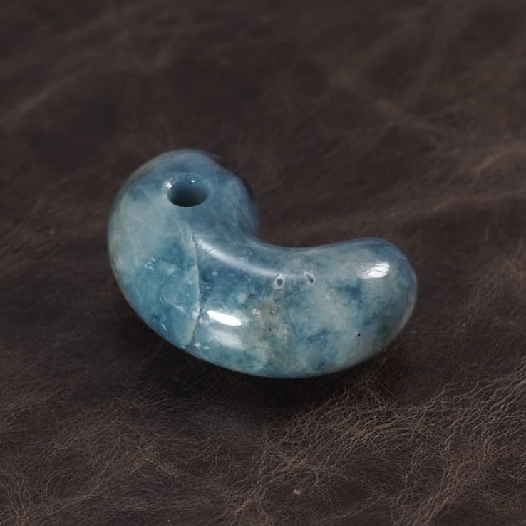 糸魚川翡翠 コン沢 青翡翠 勾玉 (大きめ) 35.1g Itoigawa Blue Jadeite magatama | URUWA 工房 うるわ  powered by BASE