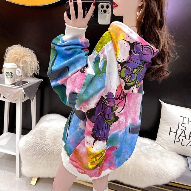 【送料無料】 トップス レディース 2カラー 長袖 パーカー フード フーディ? 春 秋 総柄 ペンキカラー クマ 落書き カラフル ストリート 派手 ゆったりサイズ 大きめ ルーズ ギャル メンズライク カジュアル かわいい 大人可愛い きれいめ 大人 シンプル おしゃれ お洒落 レトロ 大人女子 個性的 主役級 存在感 女性用 学生 デート お出かけ 女子会 休日 韓国 韓国系 オルチャン ファッション 白 ホワイト グレー 灰色 10代 20代 M L XL 2XL コーデ スタイル  db2138