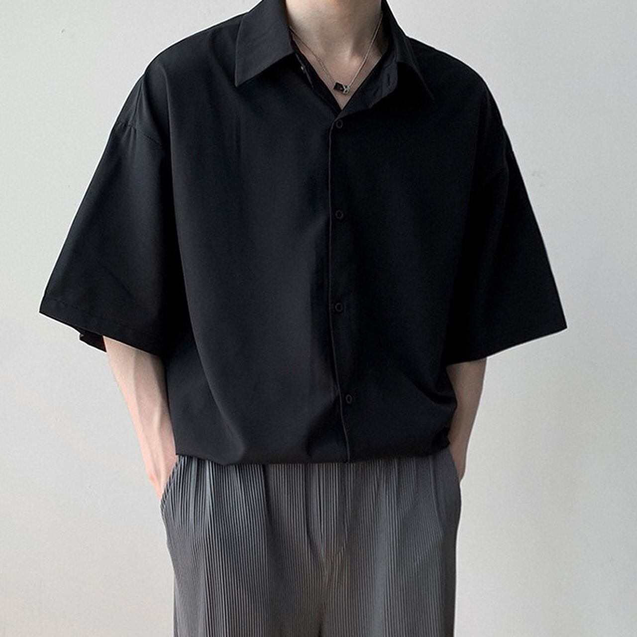 A pale-colored, three-quarter sleeve shirt(MT1637)