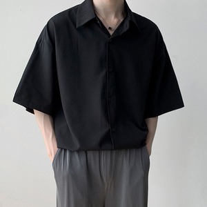 A pale-colored, three-quarter sleeve shirt(MT1637)