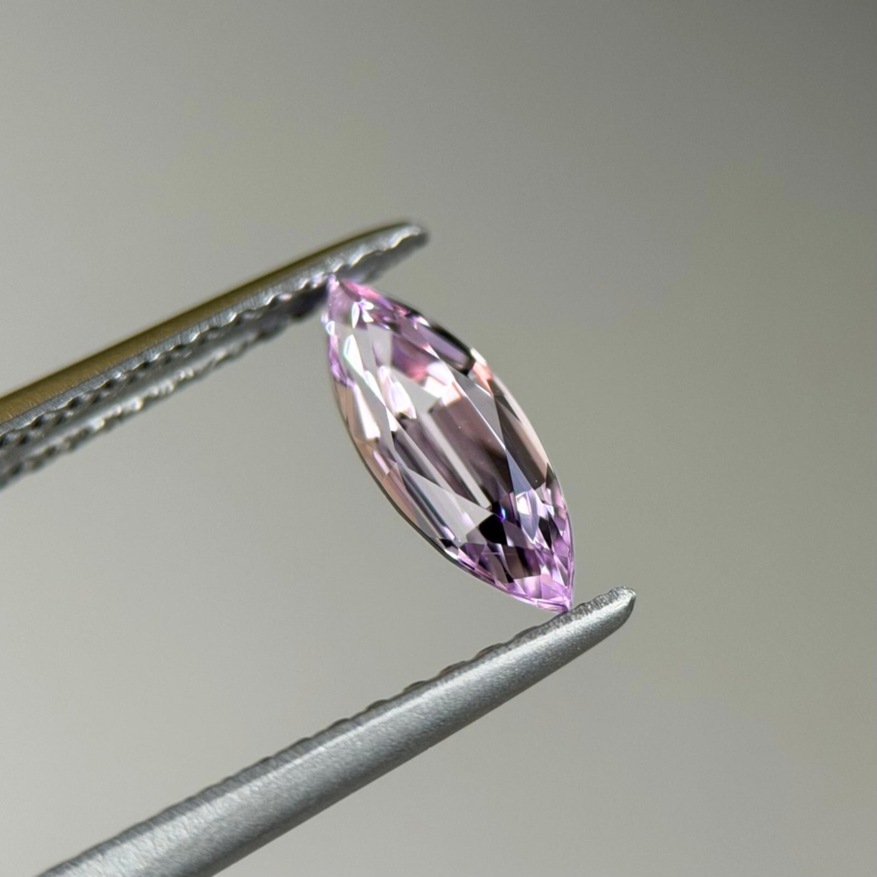 ライラックスピネル 9.4x3.4x2.9mm, 0.67ct, ベトナム産