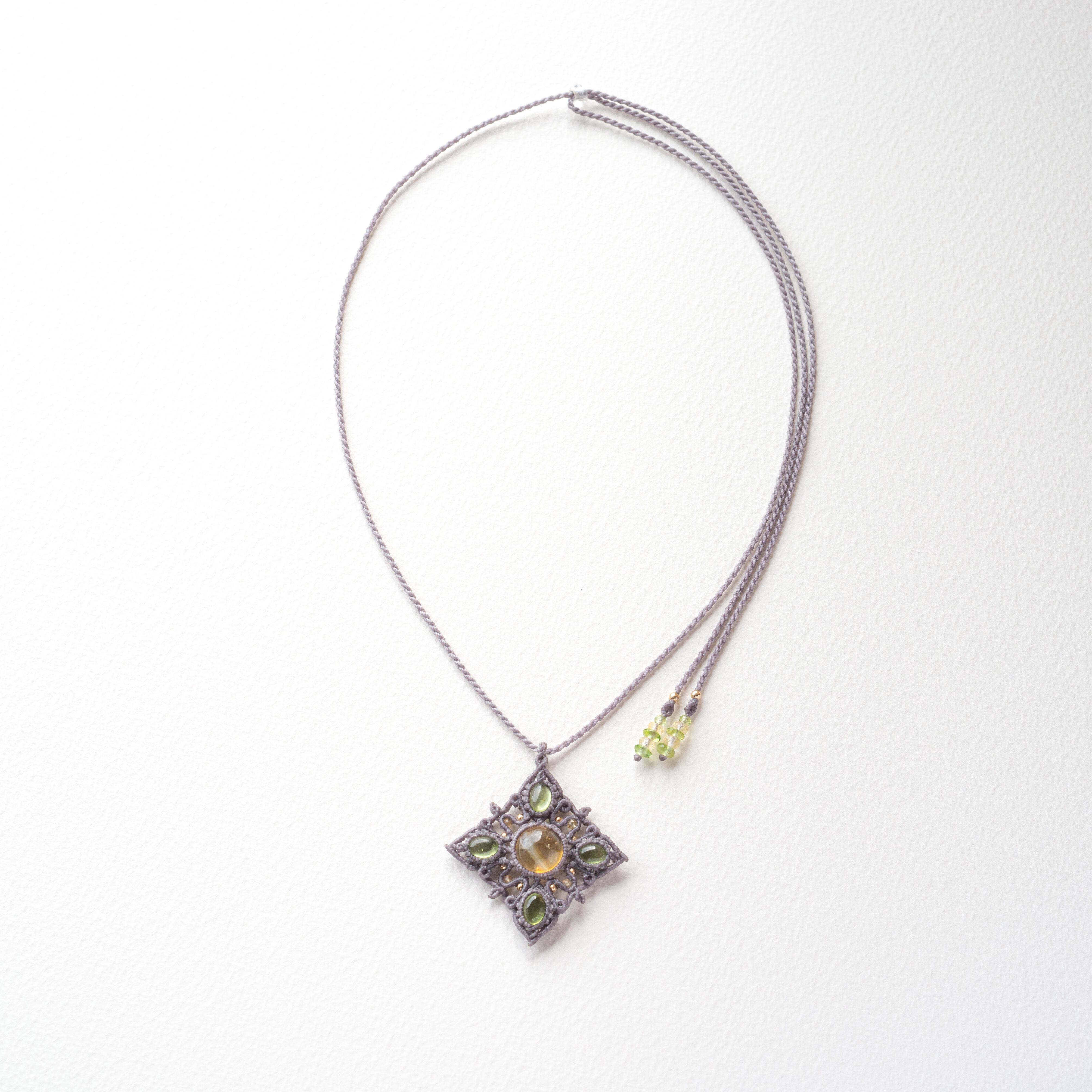 シトリン+ペリドットのマクラメ編み 天然石ネックレス | SHANTi WALA