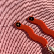 ウェーブロングピアス / イヤリング