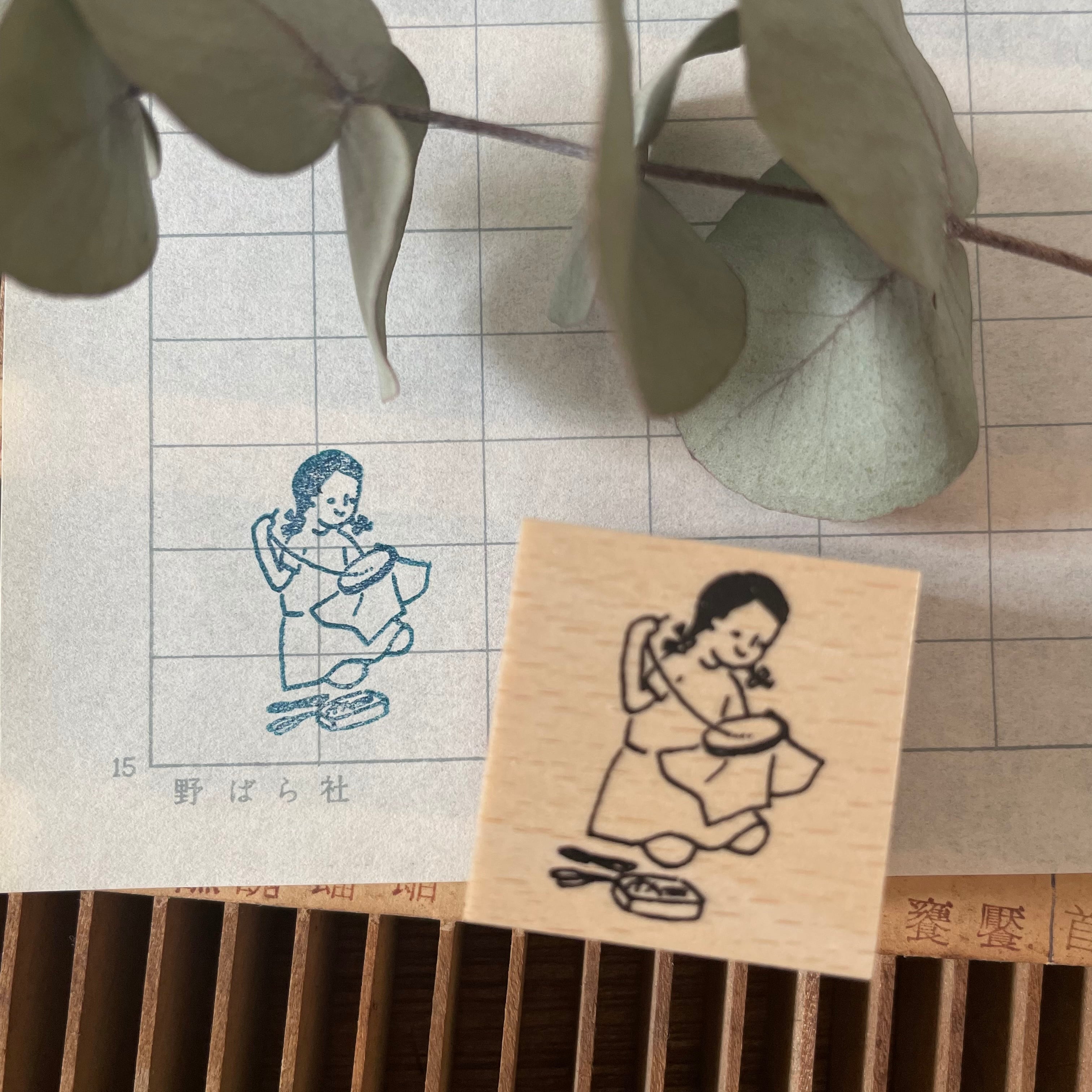 野ばら社図案のはんこ・刺繍する子｜STP-007 | 野ばら社通販部