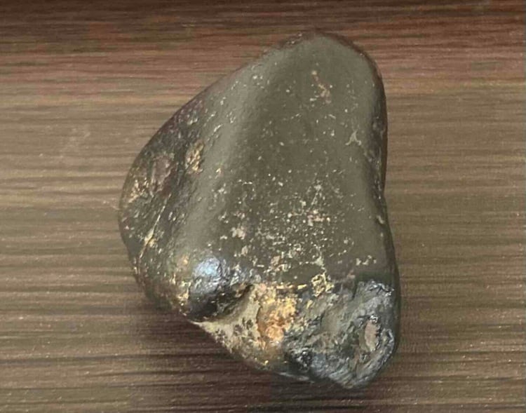 磁石を近づけない珍しい阿波隕石 ― 宇宙から阿波の大地へ届いた神秘の