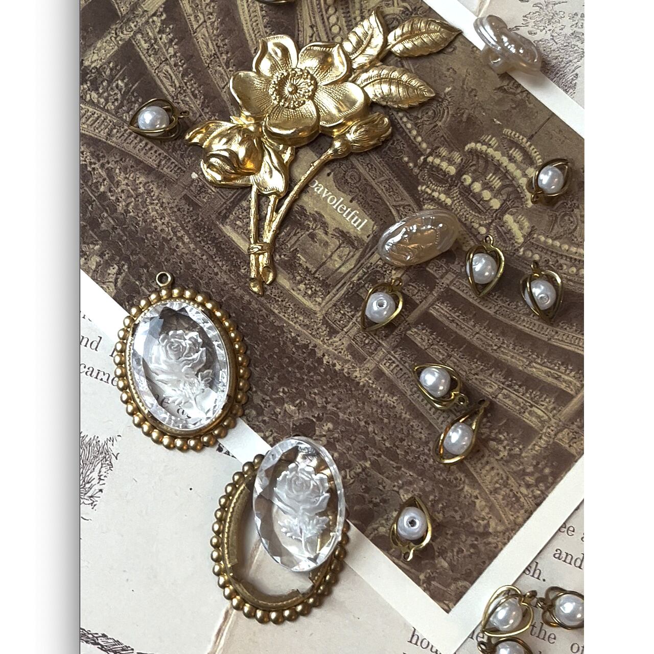 vintage《ルーサイト チャーム》ローズインタリオ/クリア(真鍮フレーム約35mm・中部分約25mm)1個