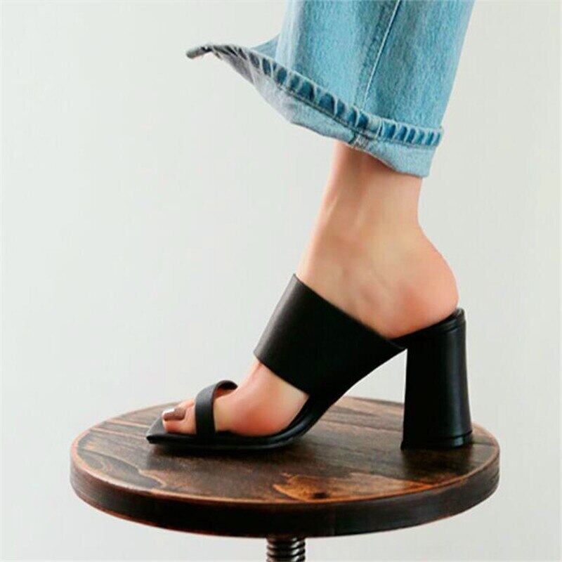 【新作】【送料無料】 セクシーな女性の正方形の頭のハイヒールのスリッパ厚いヒール黒と白のハイヒール夏の女性のスリッパ ホワイト ブラック 靴 シューズ ミュール サマー 夏物 スクウェア 10b329700552915