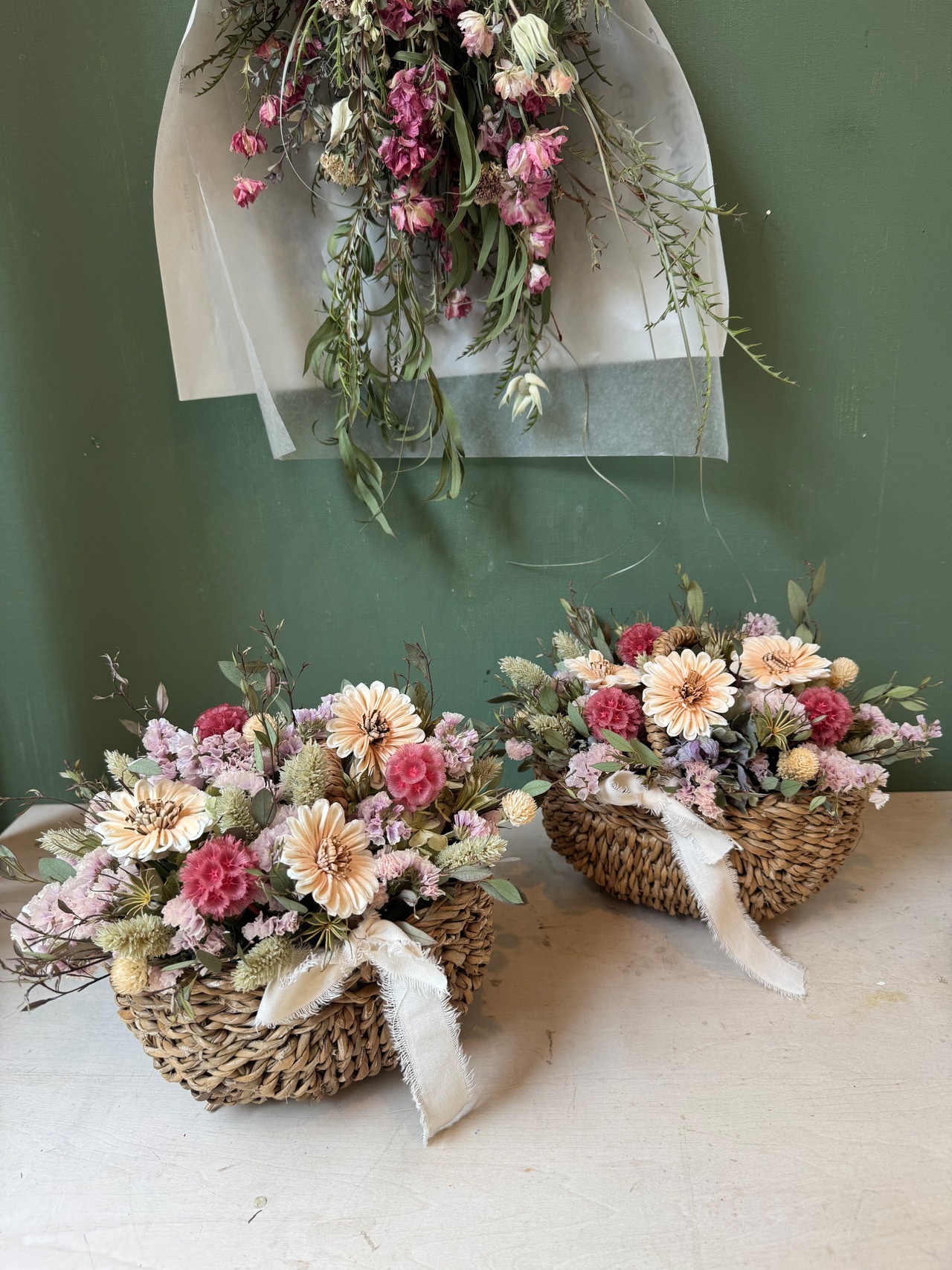 春色デイジーの籠花　ピンク