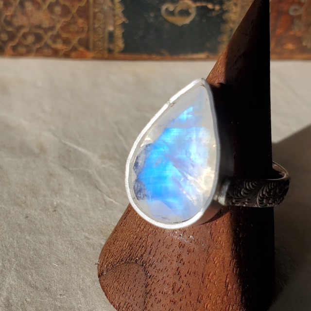 【青い蝶】ホワイトラブラドライトのリング