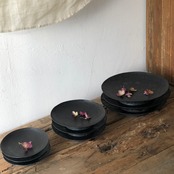 黒鉄のお皿 底台付 M 直径15cm