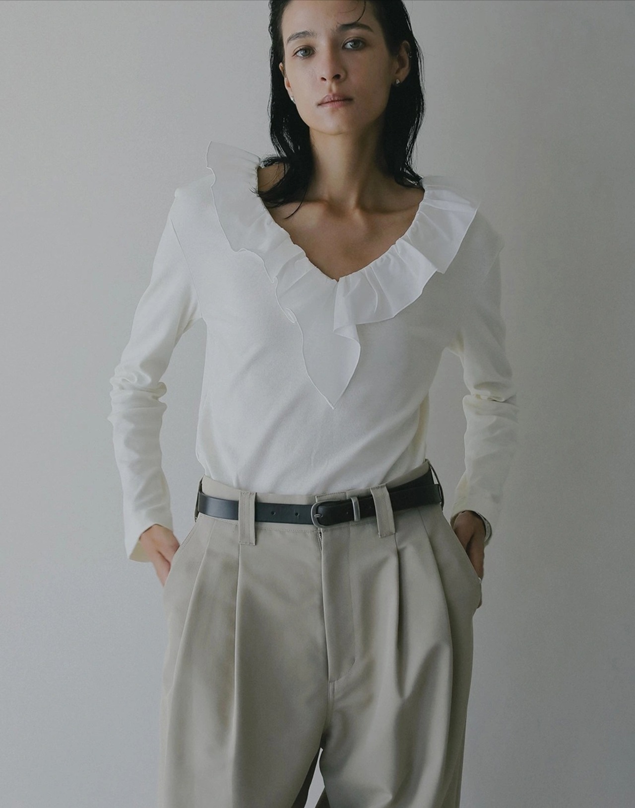 MANOF 2WAY FRILL NECK CUT TOPS