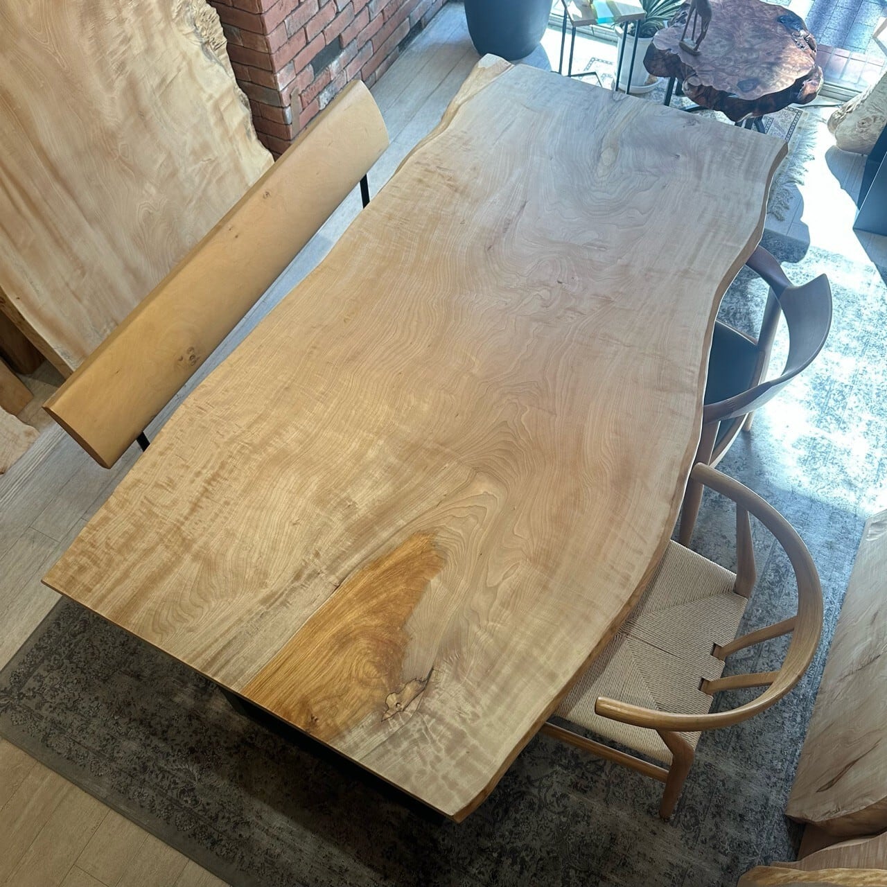 一枚板 ＊ 店舗／樹種で探す | 千年家具 - 一枚板 テーブル専門店